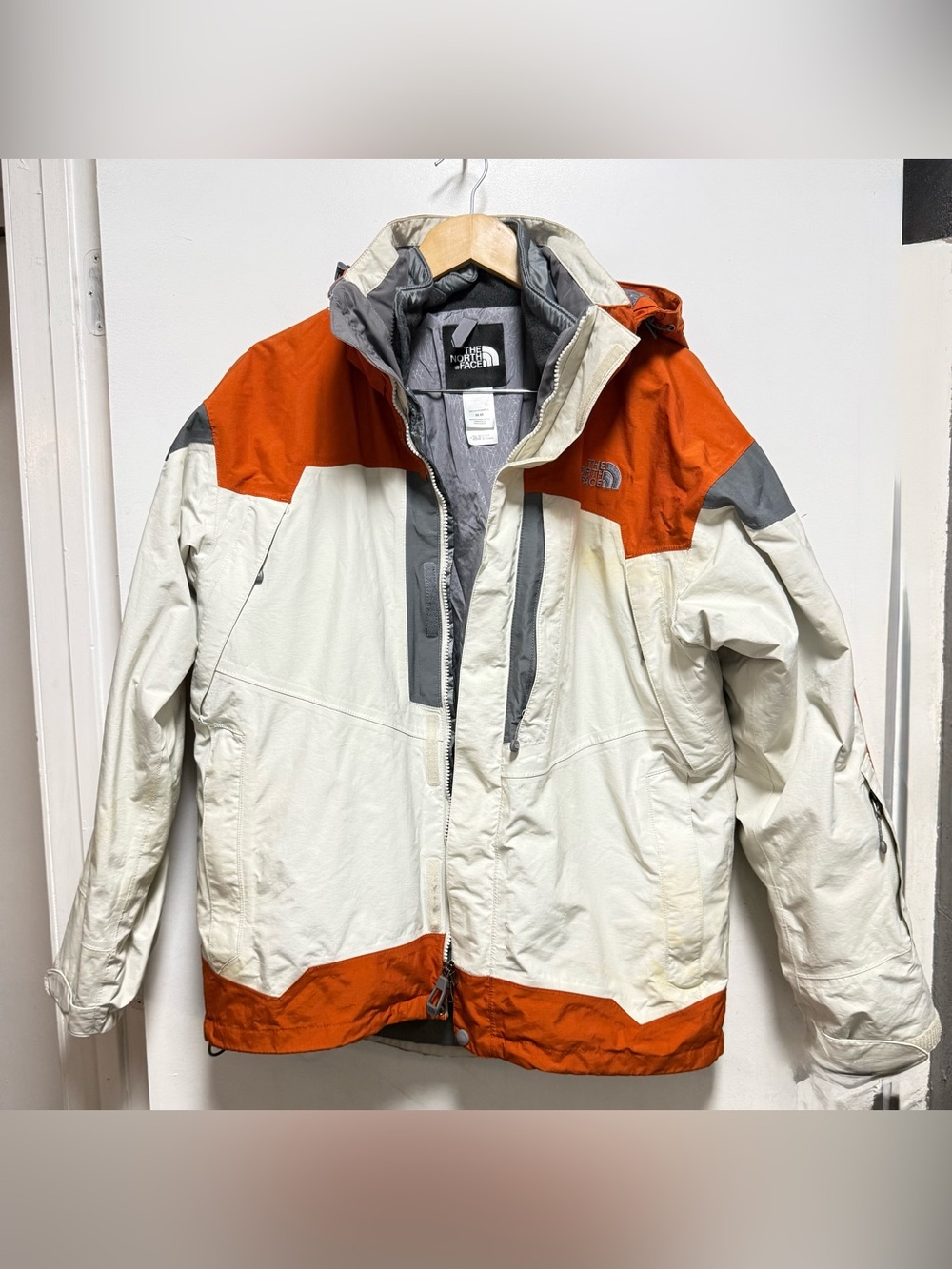 This is a The North Face Hyvent 3-in-1 insulated snow jacket in a white, orange - Picture 2 of 16